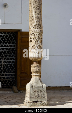 Pilier en bois sculpté dans le Ichon Kala dans Khiva Ouzbékistan Banque D'Images