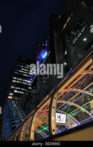 La Fuji TV Building avec son dôme suspendu du titane dans le quartier d'Odaiba Tokyo Japon Banque D'Images