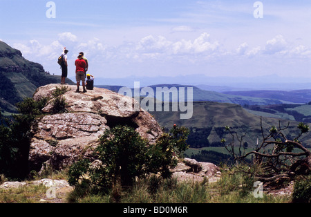 Réserve naturelle des moines chouettes, KwaZulu-Natal, Afrique du Sud, beau paysage, groupe de randonneurs hommes adultes debout sur le Sphinx, paysages africains Banque D'Images