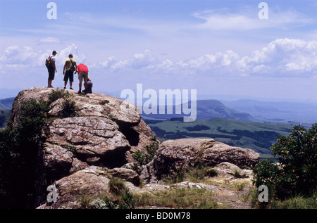 KwaZulu-Natal, Afrique du Sud, beau paysage, randonneurs adultes de sexe masculin reposant à la réserve naturelle de Monks Cowl, à la recherche, site du patrimoine de l'UNESCO, Drakensberg Banque D'Images