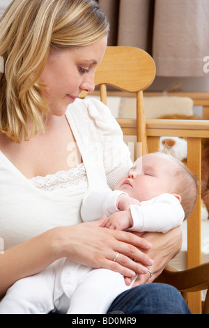 Mother Holding Baby In Nursery Banque D'Images