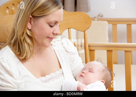 Mother Holding Baby In Nursery Banque D'Images