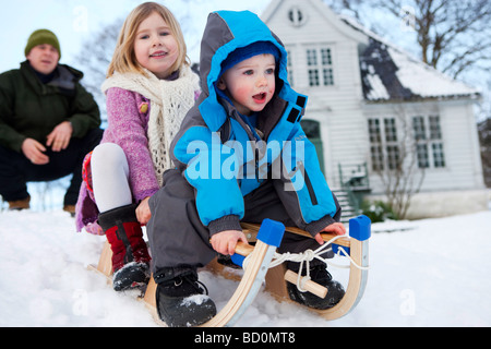 Enfants scandinaves sur un traîneau Banque D'Images