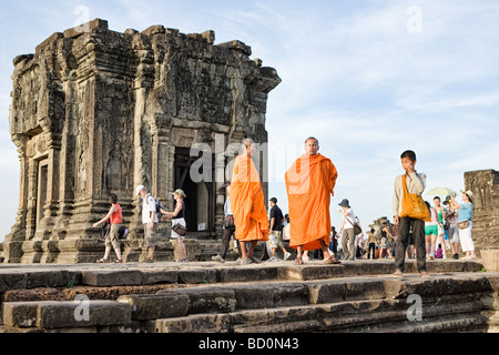 Des moines bouddhistes à Bakheng Hill temple à Angkor, Cambodge Banque D'Images