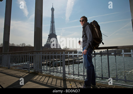 L'homme près de eiffel tower Banque D'Images