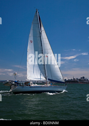 Yacht à voile sur la baie de San Francisco, Californie, USA avec la ville en arrière-plan Banque D'Images