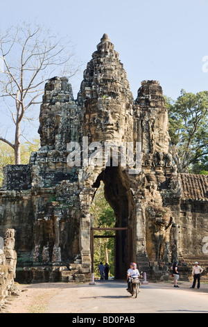 Une ancienne arche en pierre menant à Angkor Thom dans Angkor, Cambodge Banque D'Images