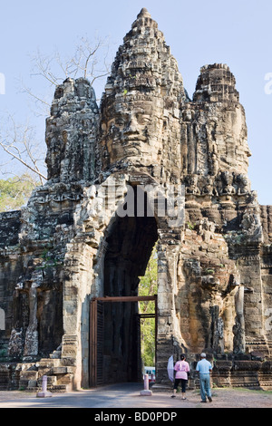 Une ancienne arche en pierre menant à Angkor Thom dans Angkor, Cambodge Banque D'Images