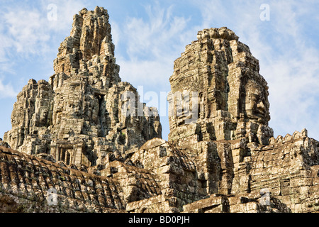 Le Bayon, un temple Khmer à Angkor au Cambodge au centre d'Angkor Thom. Construit à la fin du 12e siècle-début 13e siècle. Banque D'Images