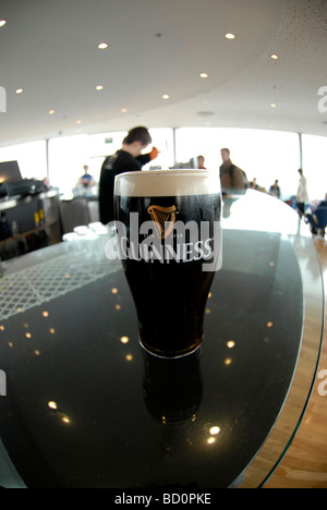 Le bar Gravity sur le dessus de l'entrepôt du centre des visiteurs à la St James Gate brasserie Guinness à Dublin en Irlande Banque D'Images