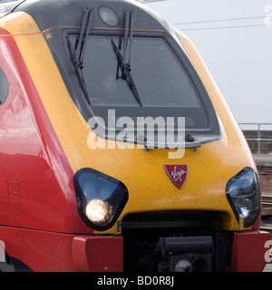 Virgin Trains Voyager (British Rail Class 221) à la gare de Newcastle, Newcastle upon Tyne, Angleterre. Banque D'Images