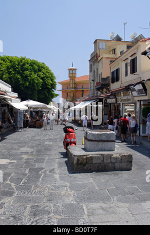 Vue vers le bas de la rue 177, Sygrou Odos la vieille ville de Rhodes Rhodes Dodécanèse, Grèce Banque D'Images