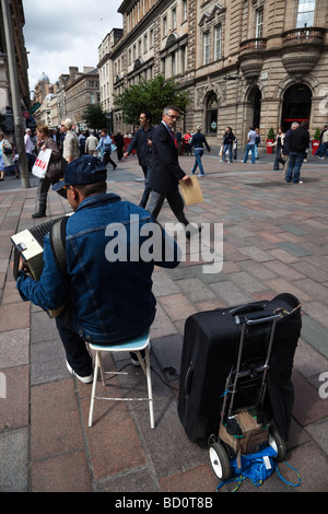 Homme jouant de l'accordéon et de la rue sur la rue Buchanan,Glasgow Ecosse Banque D'Images