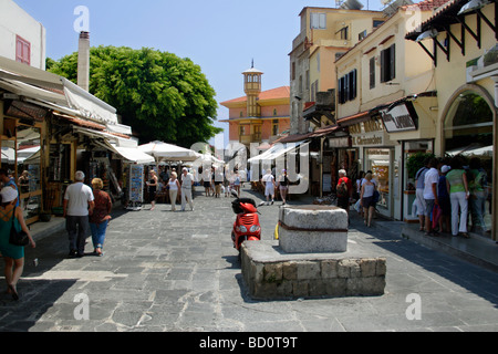 Vue vers le bas de la rue 177, Sygrou Odos la vieille ville de Rhodes Rhodes Dodécanèse, Grèce Banque D'Images