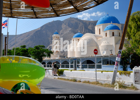 Le Timios Stavros, la Sainte Croix, l'église est le plus grand de Santorin et l'église est situé près de la belle plage de sable noir. Banque D'Images