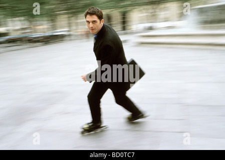 Hommes et femmes d'inline wrapped in city square Banque D'Images