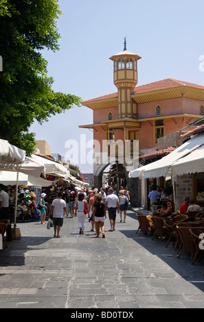 Vue vers le bas de la rue 177, Sygrou Odos la vieille ville de Rhodes Rhodes Dodécanèse, Grèce Banque D'Images