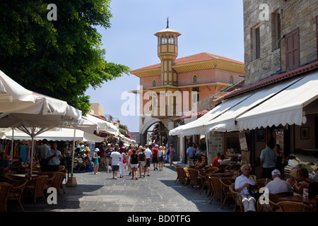 Vue vers le bas de la rue 177, Sygrou Odos la vieille ville de Rhodes Rhodes Dodécanèse, Grèce Banque D'Images