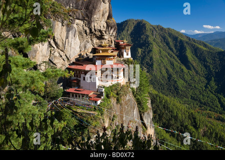 Monastère de Taktsang Dzong ou des Tigres de nid construit au 8ème siècle, le Bhoutan Paro Banque D'Images