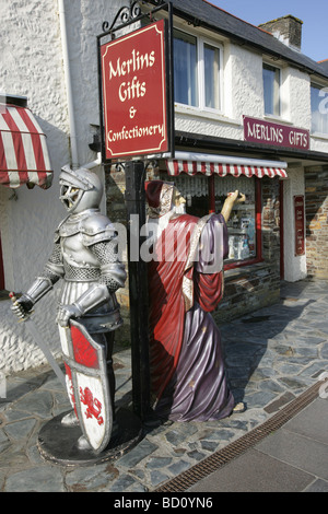 Village de Tintagel, en Angleterre. Un cadeau et boutique de confiseries avec Knight et mannequins de Merlin dans le centre de Barbizon. Banque D'Images