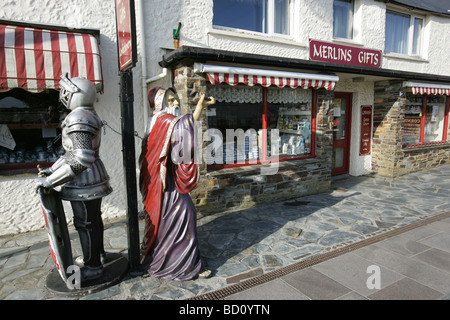 Village de Tintagel, en Angleterre. Un cadeau et boutique de confiseries avec Knight et mannequins de Merlin dans le centre de Barbizon. Banque D'Images