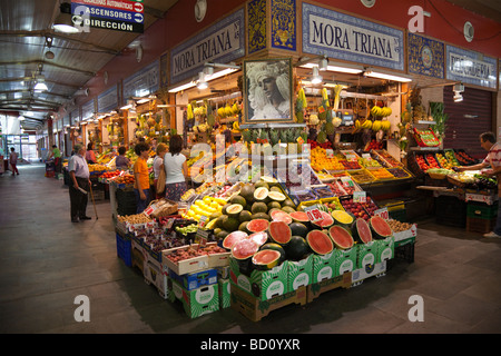 Stand de fruits et légumes à Séville, dans le mercado de Triana, le marché de Triana Banque D'Images