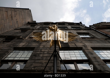 Un cuivre doré-hawk aux ailes déployées à l'extérieur de la Terre de Gladstone sur Royal Mile d'Édimbourg. Banque D'Images