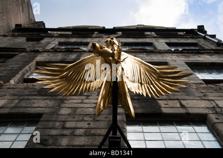 Un cuivre doré-hawk aux ailes déployées à l'extérieur de la Terre de Gladstone sur Royal Mile d'Édimbourg. Banque D'Images