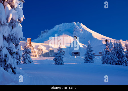 Timberline Lodge et Mt Hood avec ski run après une lourde nouvelle neige Oregon Banque D'Images