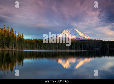 Coucher du soleil avec la réflexion dans Takhlakh Lake et le Mont Adams Washington Banque D'Images