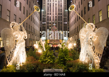 L'arbre de Noël du Rockefeller Center et des anges dans la nuit. Banque D'Images