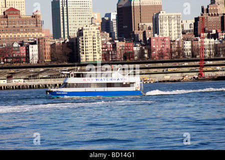 L'NY Waterway water taxi Frank Sinatra, en direction nord sur l'East River à la Brooklyn Promenade dans l'arrière-plan Banque D'Images