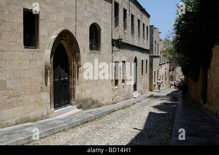 Odos Ippoton - rue des Chevaliers dans la vieille ville de Rhodes Rhodes Dodécanèse, Grèce Banque D'Images