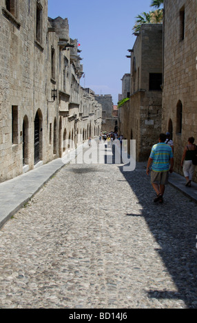 Odos Ippoton - rue des Chevaliers dans la vieille ville de Rhodes Rhodes Dodécanèse, Grèce Banque D'Images