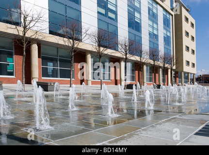 Deux quais Humber, rue Wellington Ouest, Kingston Upon Hull, Angleterre, Royaume-Uni, montrant d'une fontaine à l'extérieur de bâtiments. Banque D'Images