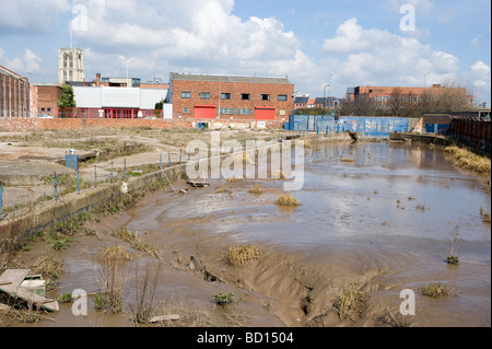 Rempli de boue cale sèche, Kingston Upon Hull, Angleterre, Royaume-Uni ; avec la tour de l'église Holy Trinity vu dans l'arrière-plan. Banque D'Images