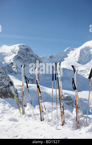 Skis, bâtons de ski, Saint-Moritz, Grisons, Suisse, Europe Banque D'Images