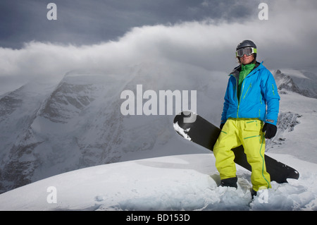 Snowboarder, panorama de montagnes, Saint-Moritz, Grisons, Suisse, Europe Banque D'Images