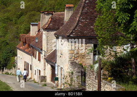 Couple Strolling in Village Banque D'Images