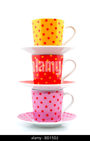 Tasses et soucoupes mouchetures isolated over white Banque D'Images