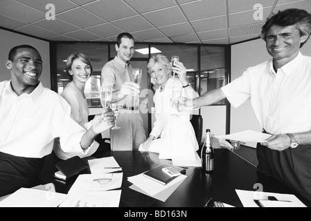 Des collègues de fête avec champagne in office Banque D'Images