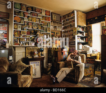 Robert Opie, collecteur de la publicité et l'emballage, et conservateur de musée (l'OPIE Collection), dans sa salle de séjour. Banque D'Images