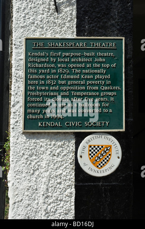 Plaque commémorant l'ancien théâtre Shakespeare Highgate Kendal Cumbria England UK Royaume-Uni GB Grande Bretagne Banque D'Images