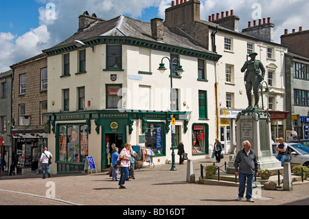 Magasins et magasins sur place du marché et mémorial de guerre en été centre-ville de Stricklandgate Kendal Cumbria Angleterre Royaume-Uni GB Grande-Bretagne Banque D'Images