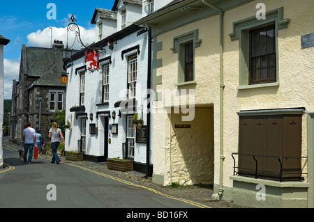 Le Red Lion Inn pub en été Hawkshead village Cumbria Angleterre Royaume-Uni Grande-Bretagne Banque D'Images