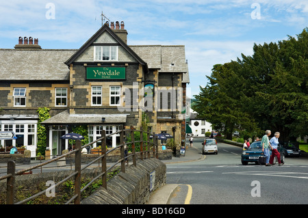 Gens touristes visiteurs dans le village de Coniston en été Cumbria Angleterre Royaume-Uni Royaume-Uni Grande-Bretagne Banque D'Images