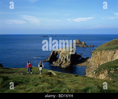 Regardant la mer vers le phare drakkars du haut des falaises à Land's End Banque D'Images