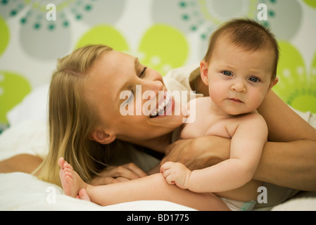 Jeune maman avec bébé Banque D'Images