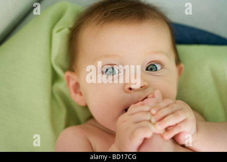 Bébé avec le pied dans la bouche, close-up Banque D'Images