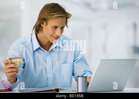 Faire de l'homme achat en ligne par carte de crédit Banque D'Images